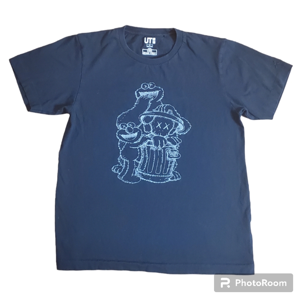 2018 UNIQLO KAWS SESAME STREET XX COMPANION TRASH CAN OUTLINE TEE SHIRT